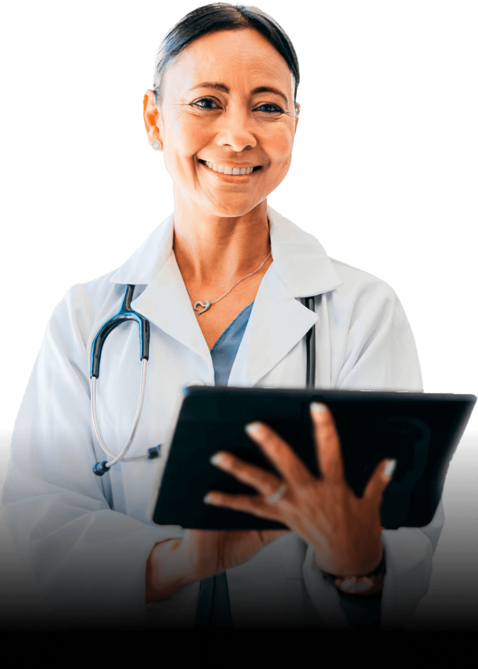 Profissional da saúde sorrindo enquanto usa um tablet, demonstrando inovação e tecnologia na medicina, simbolizando o cuidado e a atenção ao paciente.